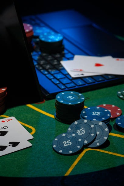 Live betting round on Domino QQ table